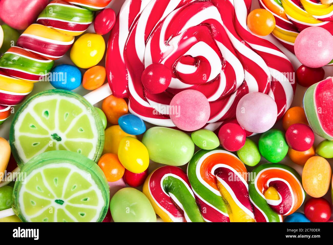 Lollipop colorati e caramelle rotonde di diversi colori Foto Stock