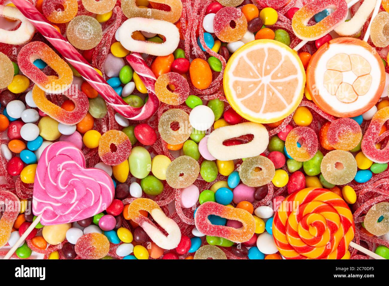 Lollipop colorati e caramelle di diversi colori. Vista dall'alto. Foto Stock