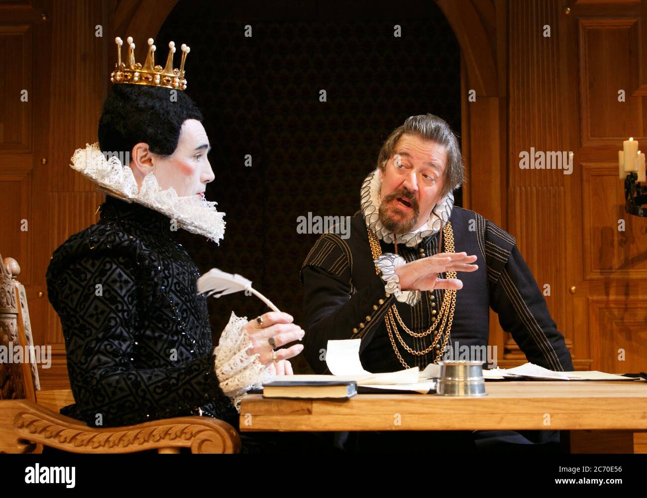 l-r: Mark Rylance (Olivia), Stephen Fry (Malvolio) nella DODICESIMA NOTTE di Shakespeare all'Apollo Theatre, Londra W1 17/11/2012 a Shakespeare's Globe, Londra produzione design: Jenny Tiramani illuminazione: David Plater regista: Tim Carroll Foto Stock