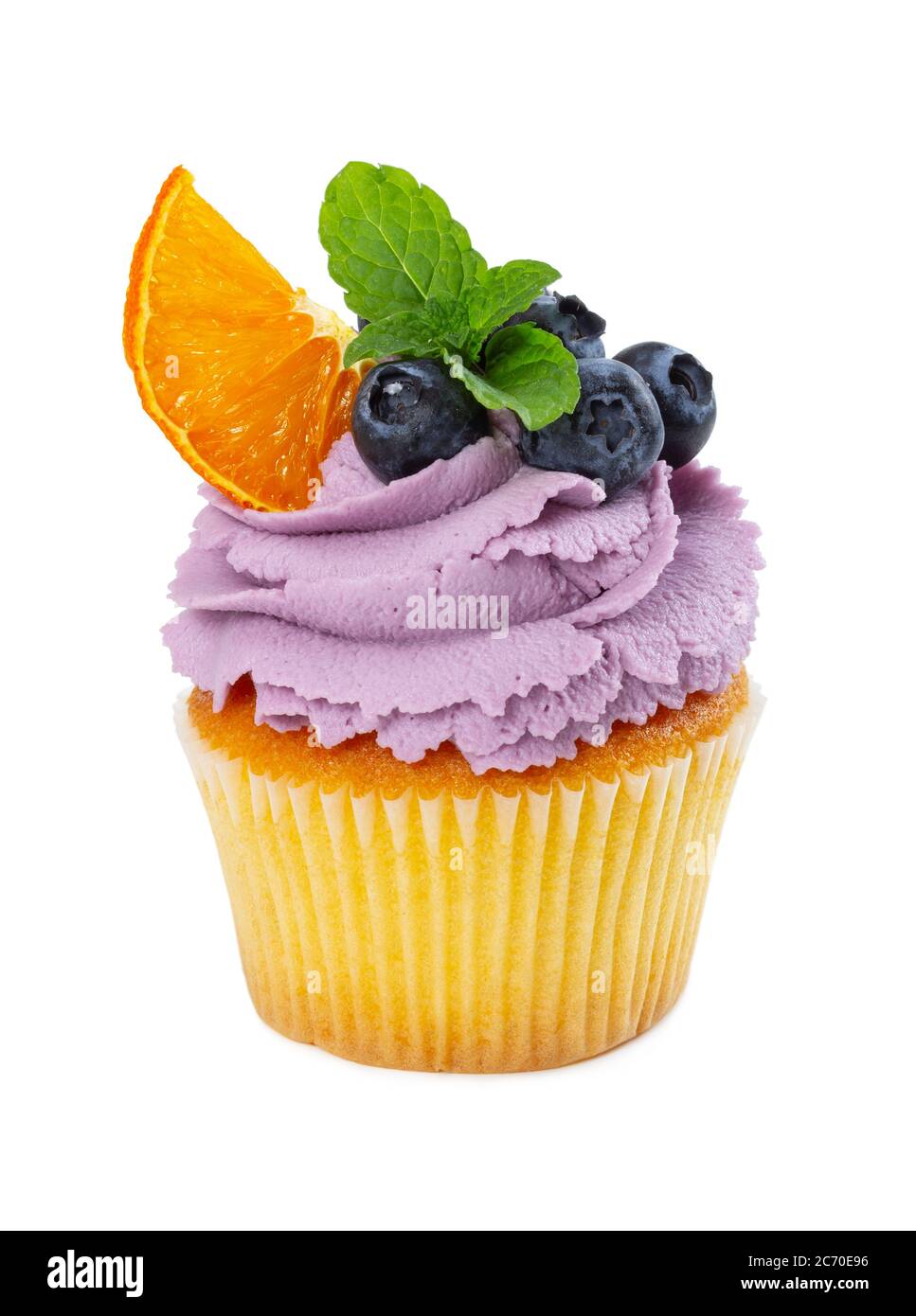 Cupcake con mirtilli freschi, fetta di arancia e menta isolata su sfondo bianco. Foto Stock