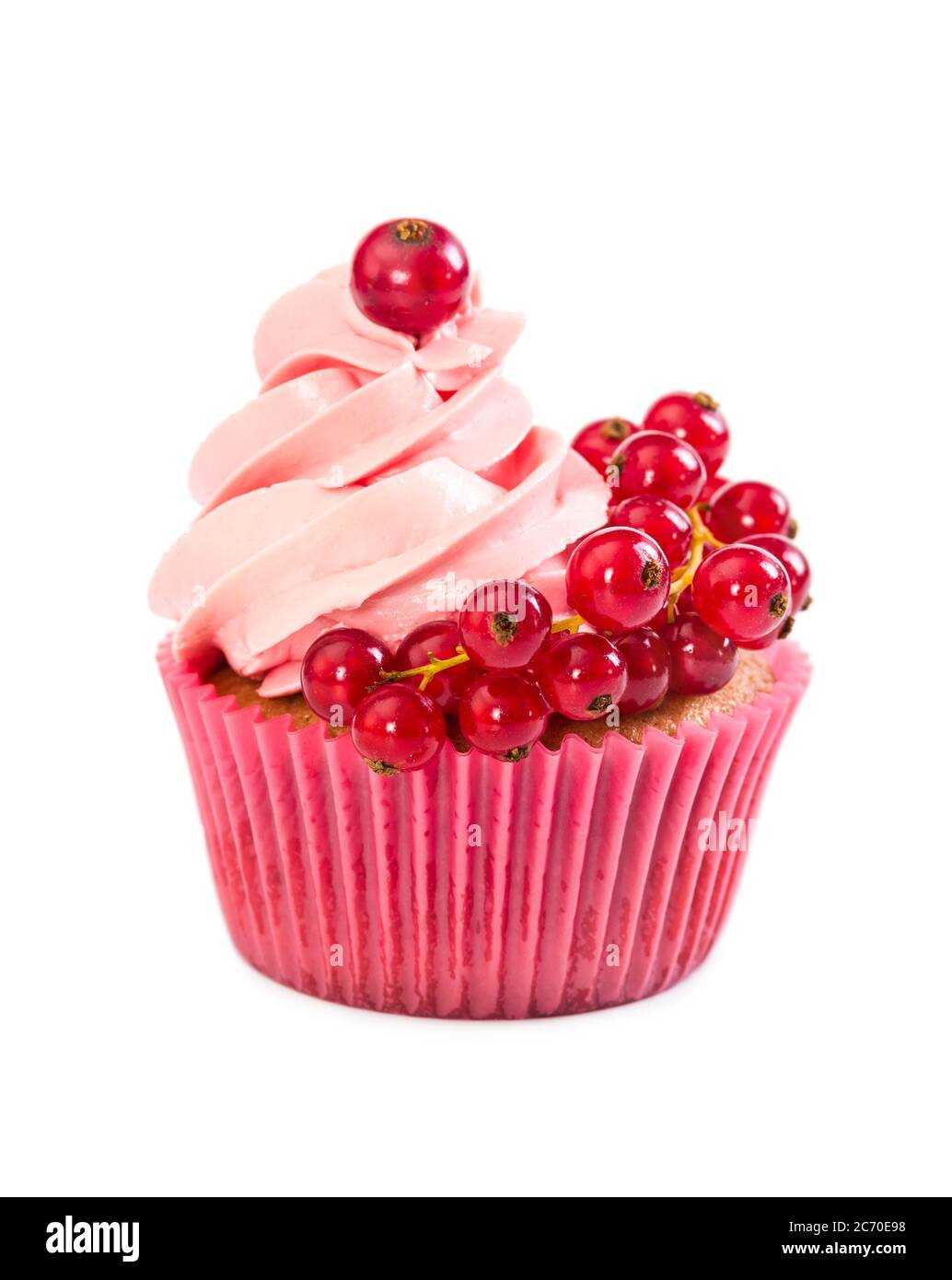 Cupcake con crema rosa e curry rosso isolato su sfondo bianco Foto Stock