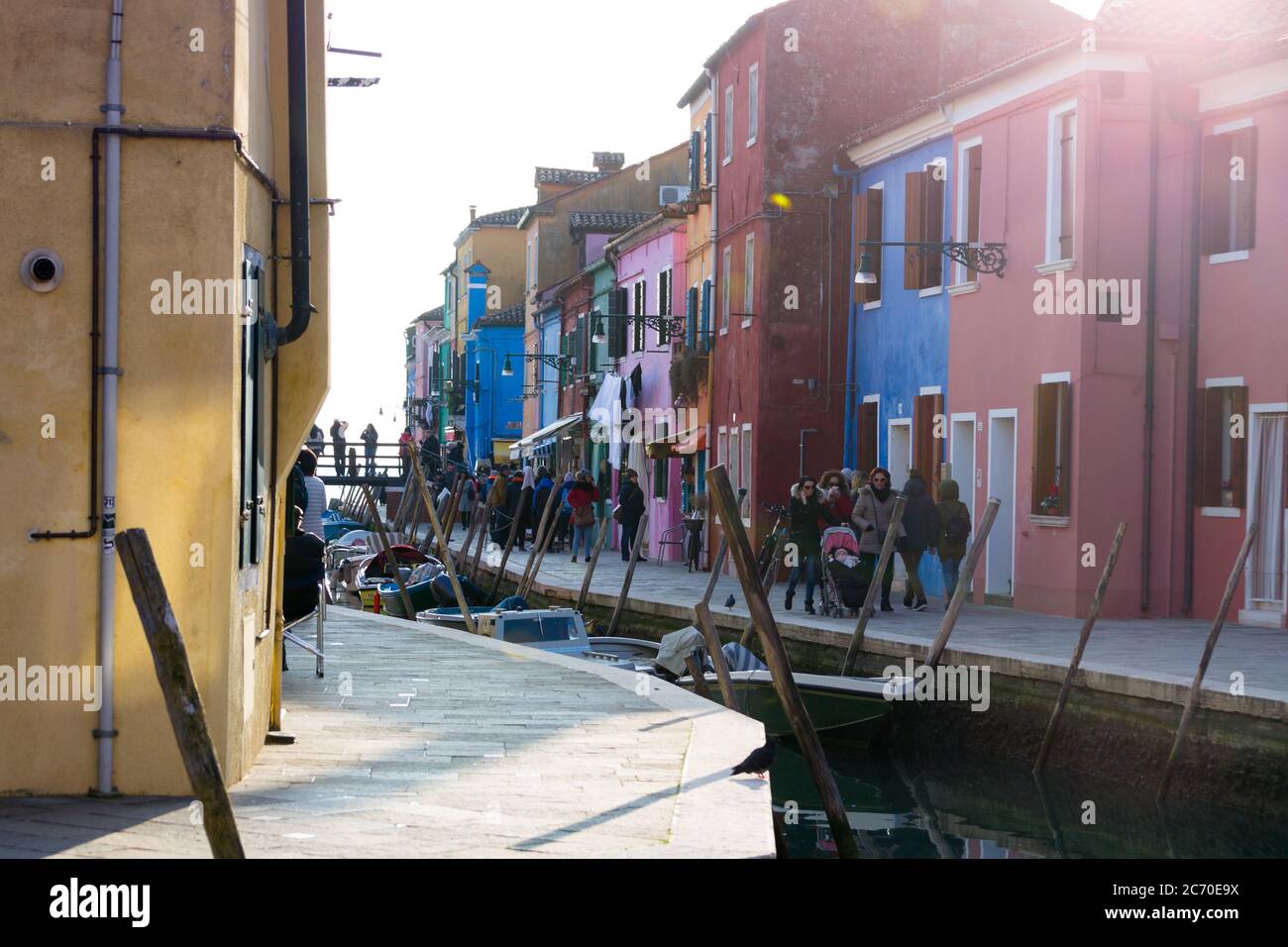 Burano, una piccola isola nella laguna di Venezia, marzo 2018. Una tipica vista sulla strada di questo luogo curioso è rimasta immutata da centinaia di anni fa. Foto Stock