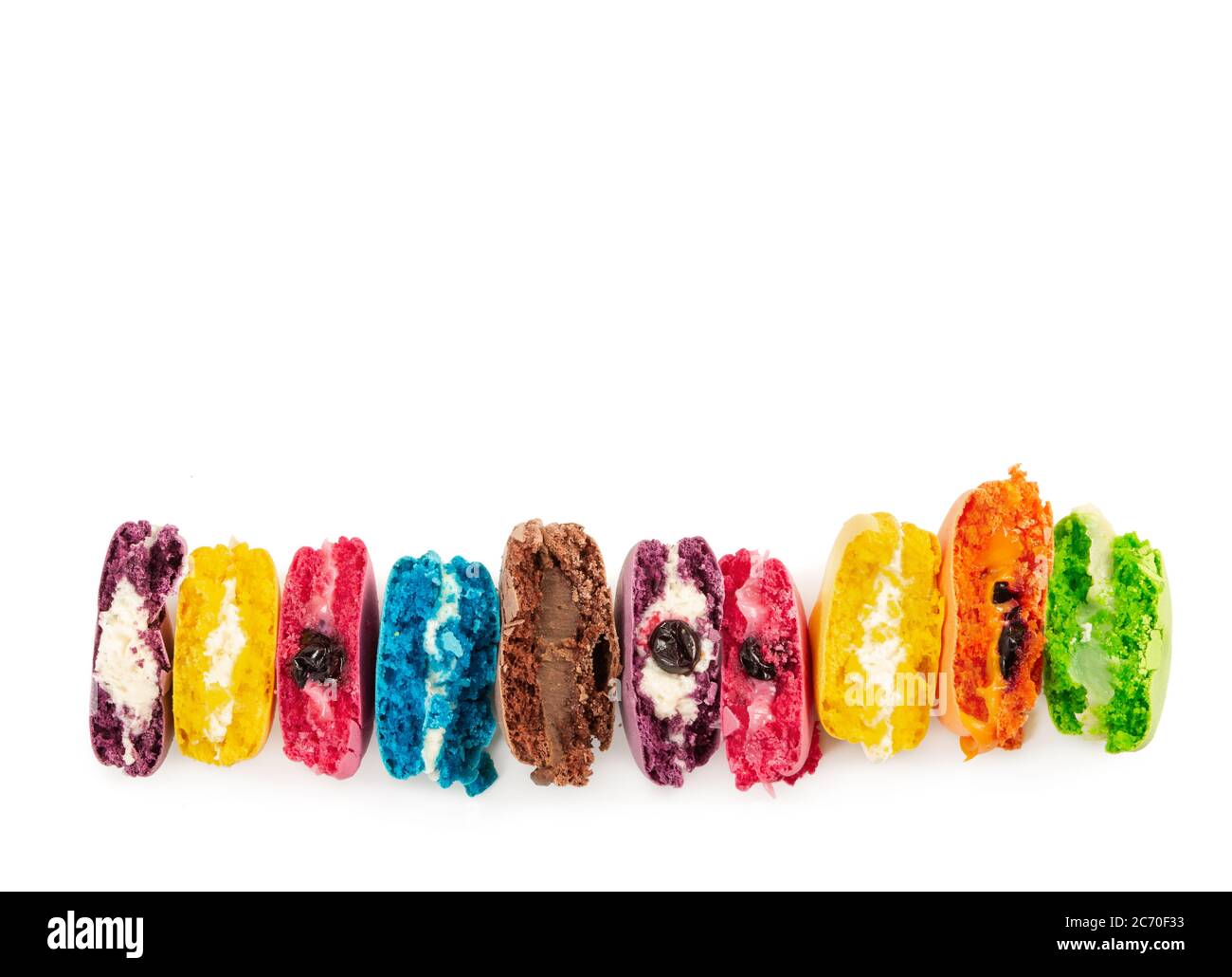 Metà dei colorati macaroni francesi in fila isolati su sfondo bianco Foto Stock