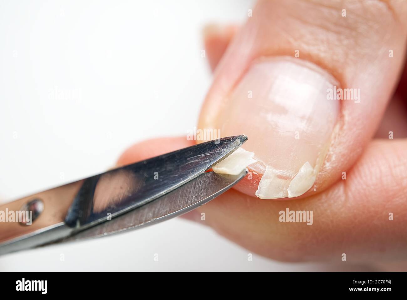chiodo rotto su una mano femminile. primo piano sparare di chiodo rotto. Foto Stock
