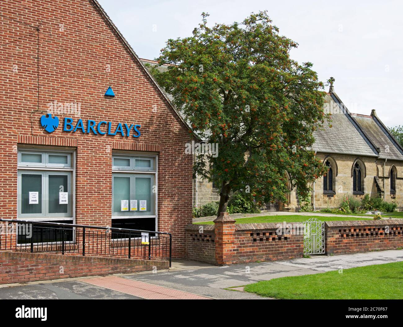 Barclays Bank e St Mary's Church, Haxby, vicino a York, North Yorkshire, Inghilterra, Regno Unito Foto Stock