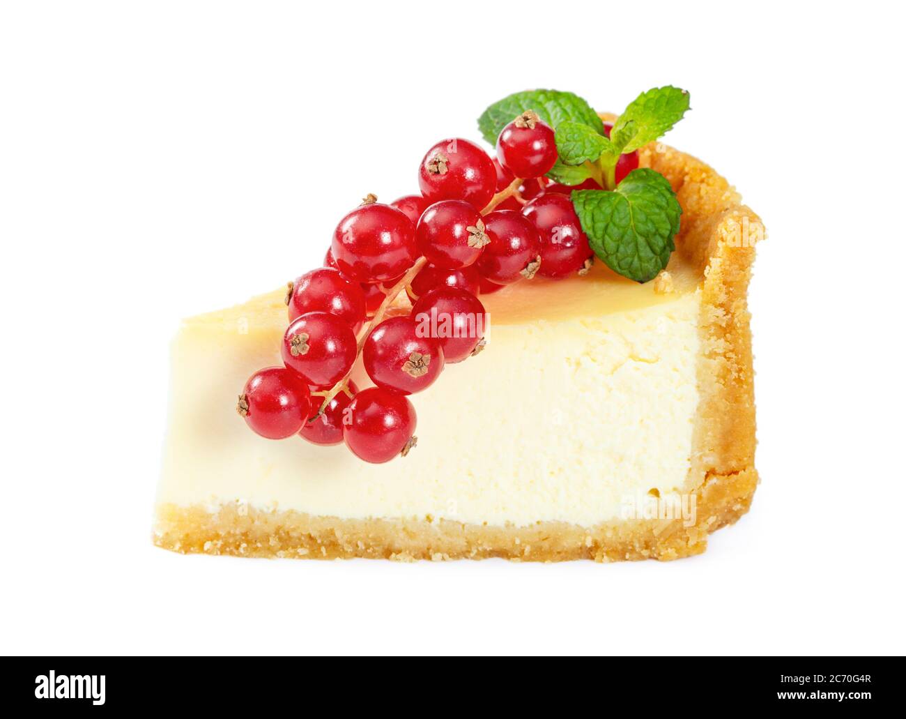 Cheesecake con ribes rosso fresco e foglie di menta isolate su sfondo bianco. Foto Stock