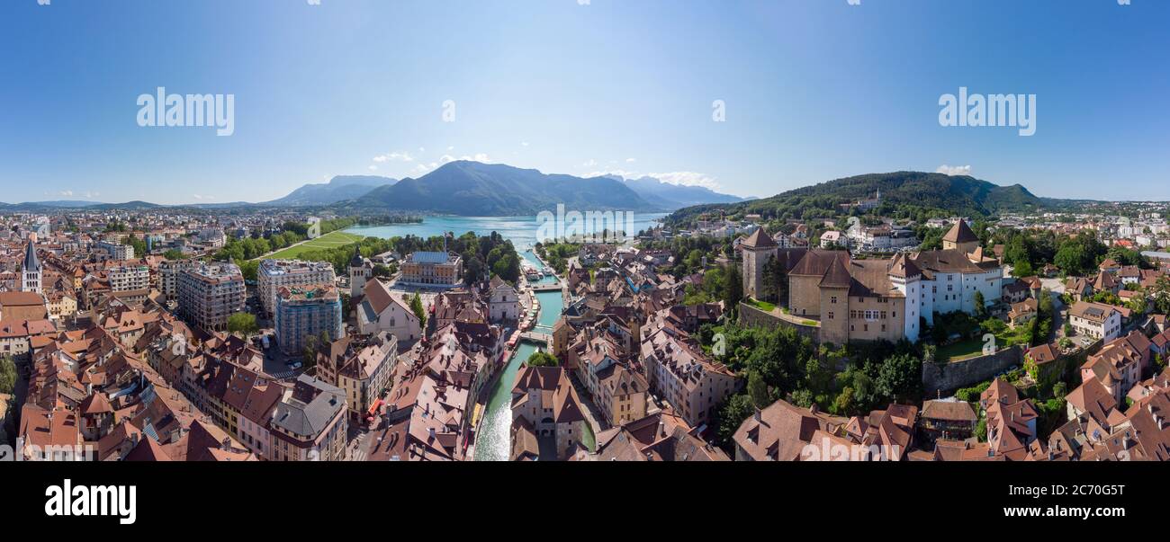 Annecy centro città panoramica vista aerea con la città vecchia, il castello, il fiume Thiou e le montagne che circondano il lago, bellissimo turismo estivo di vacanza Foto Stock