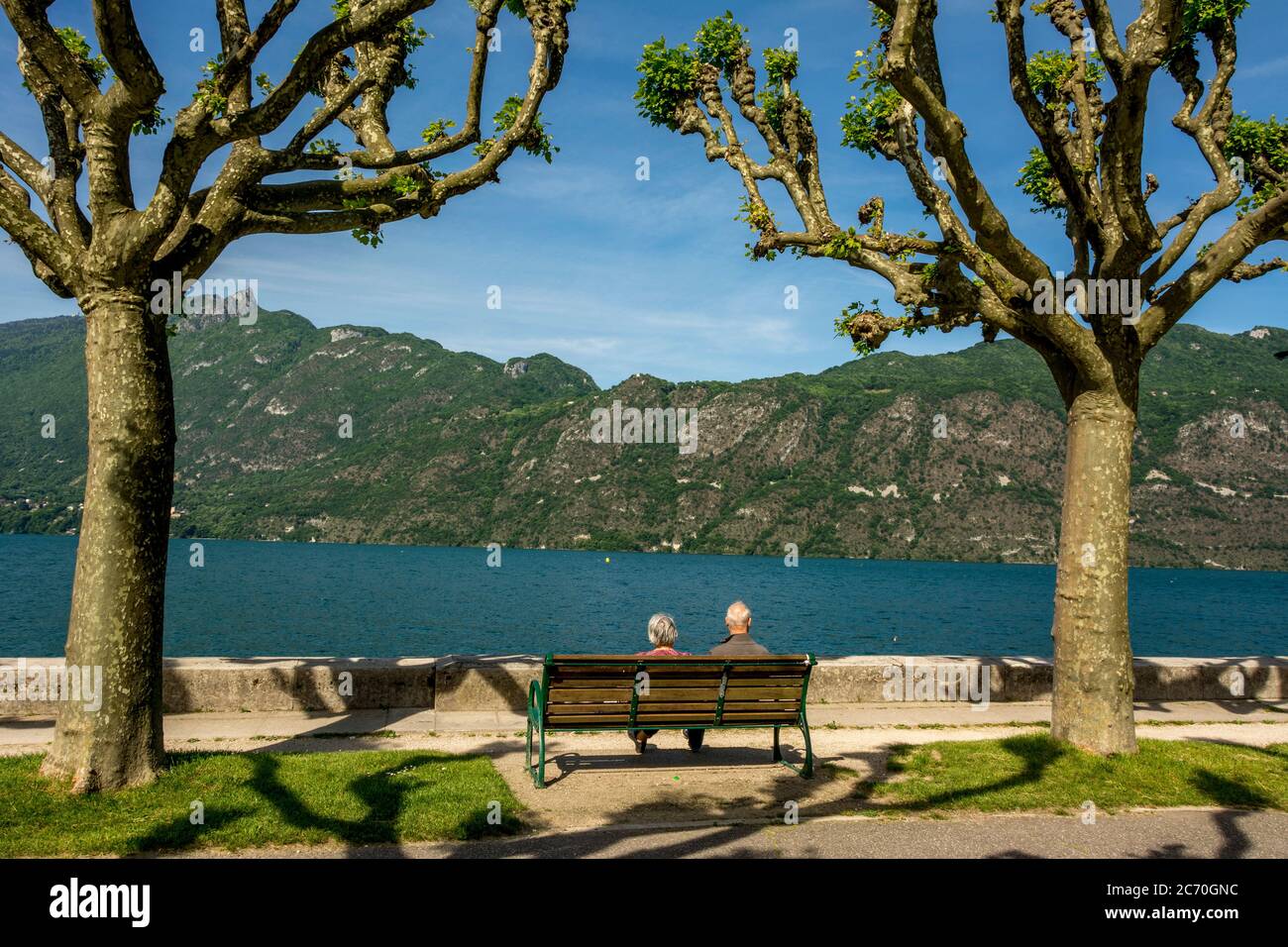 Coppia in pensione sul lago di Bourget, Aix-les-Bains, Haute-Savoie, Auvergne Rhone Alpes. Francia Foto Stock