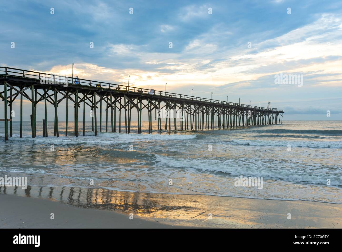 Un molo di pesca a Carolina Beach, North Carolina, USA subito dopo l'alba Foto Stock