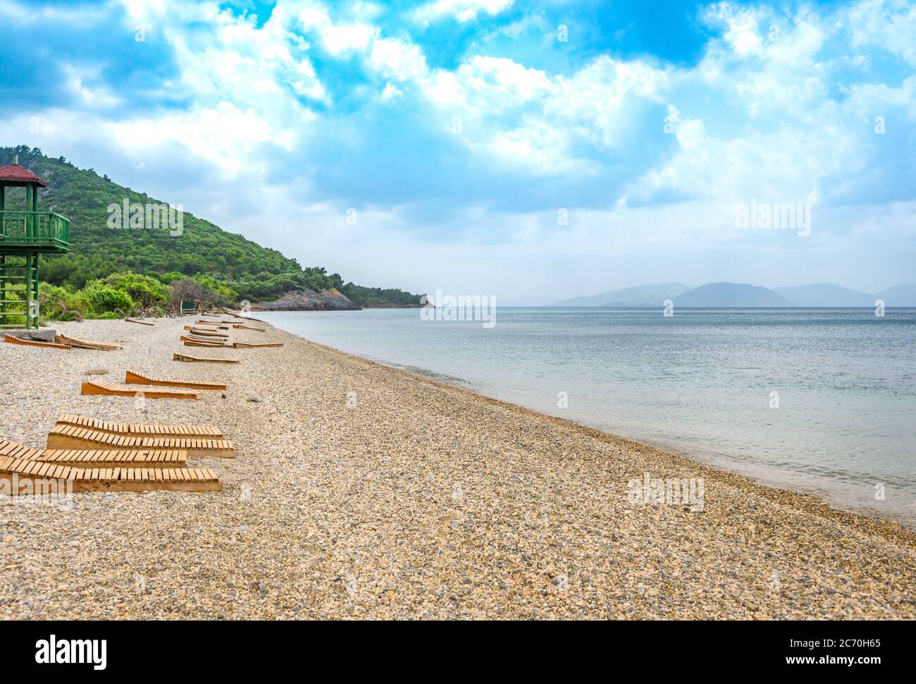 Spiaggia di ciottoli lungo il Mar Egeo nella penisola di Dilek-Büyük Menderes Parco Nazionale vicino Kusadasi, Turchia Foto Stock