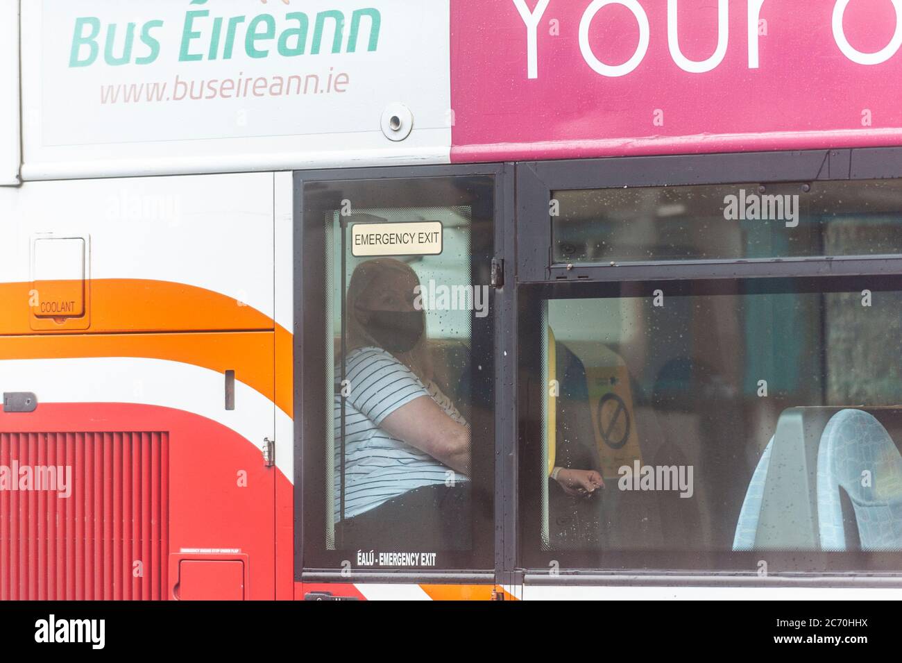 Cork, Irlanda. 13 luglio 2020. Il governo irlandese ha reso obbligatorio agli utenti dei trasporti pubblici indossare maschere per il viso questa mattina. La maggior parte dei passeggeri e dei conducenti era vista indossare maschere facciali, anche se alcuni passeggeri viaggiavano senza maschere. La sanzione per inadempimento è una multa di 2,500 euro e/o 6 mesi di carcere. Credit: Notizie dal vivo di AG/Alamy Foto Stock