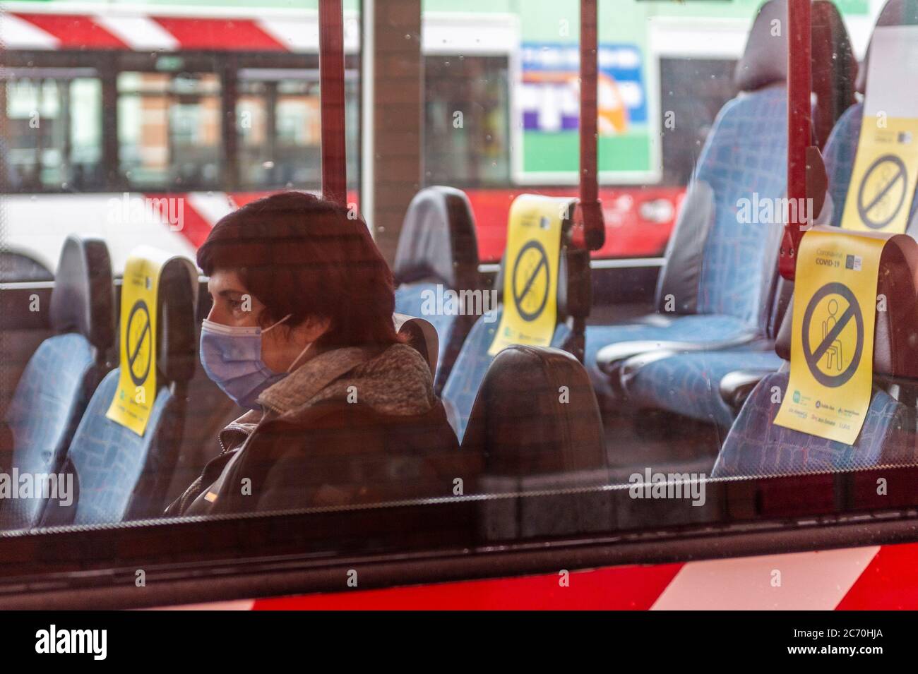Cork, Irlanda. 13 luglio 2020. Il governo irlandese ha reso obbligatorio agli utenti dei trasporti pubblici indossare maschere facciali da questa mattina. La maggior parte dei passeggeri e dei conducenti era vista indossare maschere facciali, anche se alcuni passeggeri viaggiavano senza maschere. La sanzione per inadempimento è una multa di 2,500 euro e/o 6 mesi di carcere. Credit: Notizie dal vivo di AG/Alamy Foto Stock