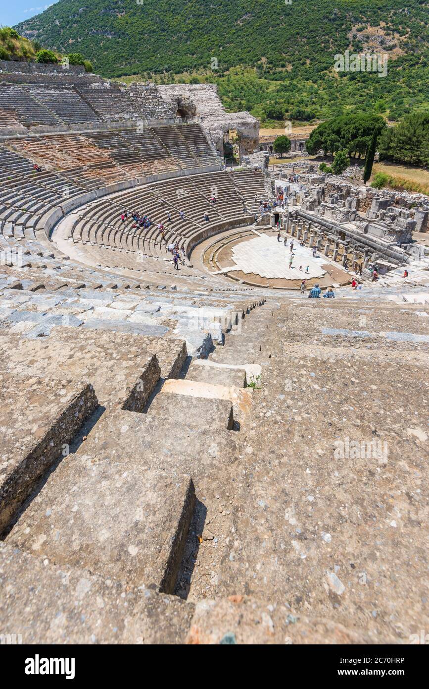 Le scale di pietra conducono giù attraverso i posti a sedere verso il palco Al Grande Teatro di Efeso in Turchia Foto Stock