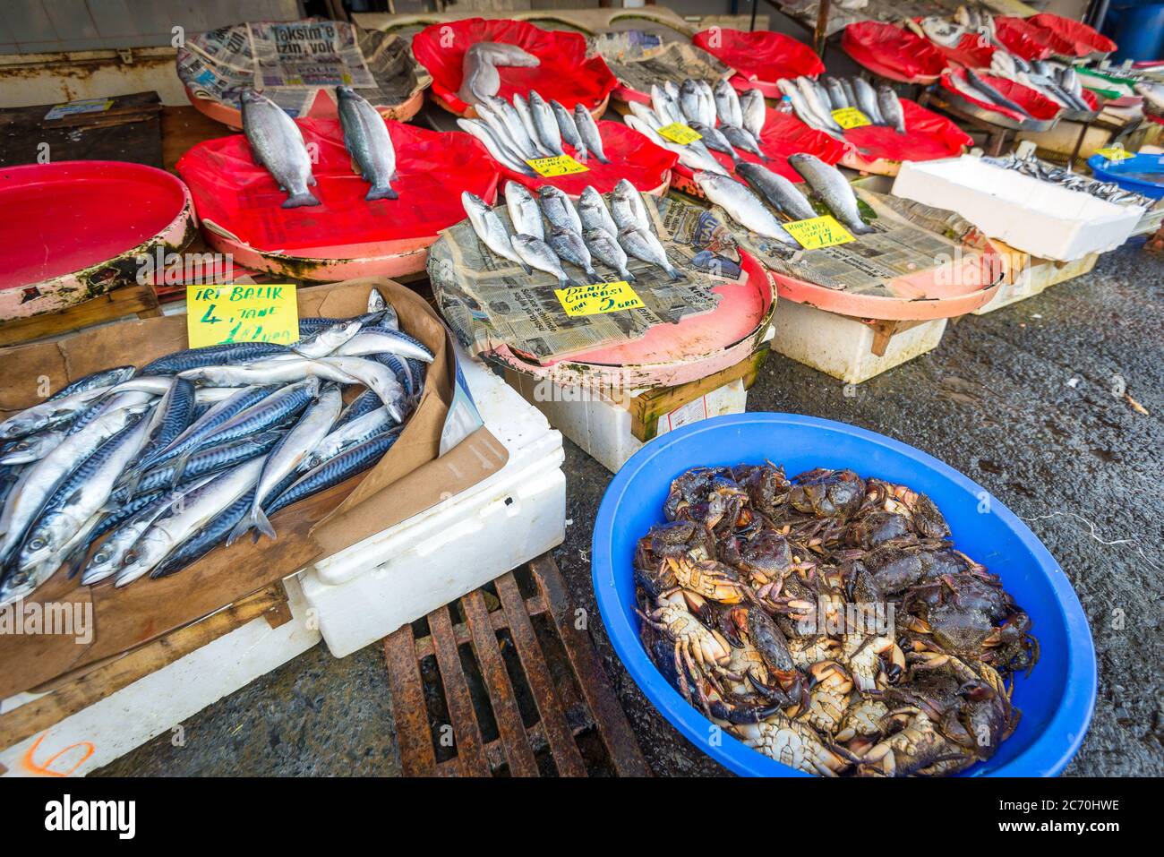 Vista di un mercato lungo la strada che vende pesce fresco pescato ogni giorno a Istanbul, Turchia Foto Stock