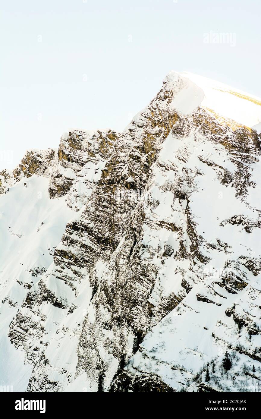 Cima innevata vicino alla stazione sciistica di Avoriaz, alta Savoia, Auvergne-Rodano-Alpi, Francia Foto Stock