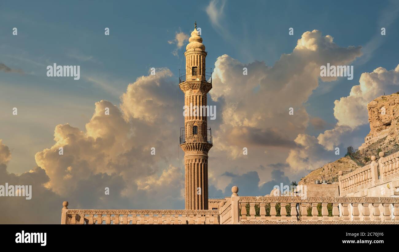 Mardin, Turchia - Gennaio 2020: Minareto di Ulu Cami, conosciuto anche come Grande moschea di Mardin con cielo drammatico Foto Stock