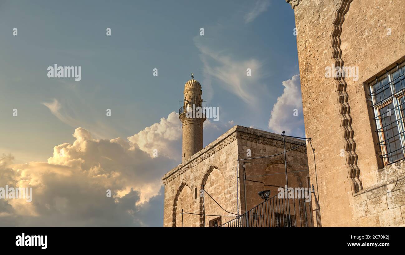 Mardin, Turchia - Gennaio 2020: Minareto di Ulu Cami, conosciuto anche come Grande moschea di Mardin con cielo drammatico Foto Stock