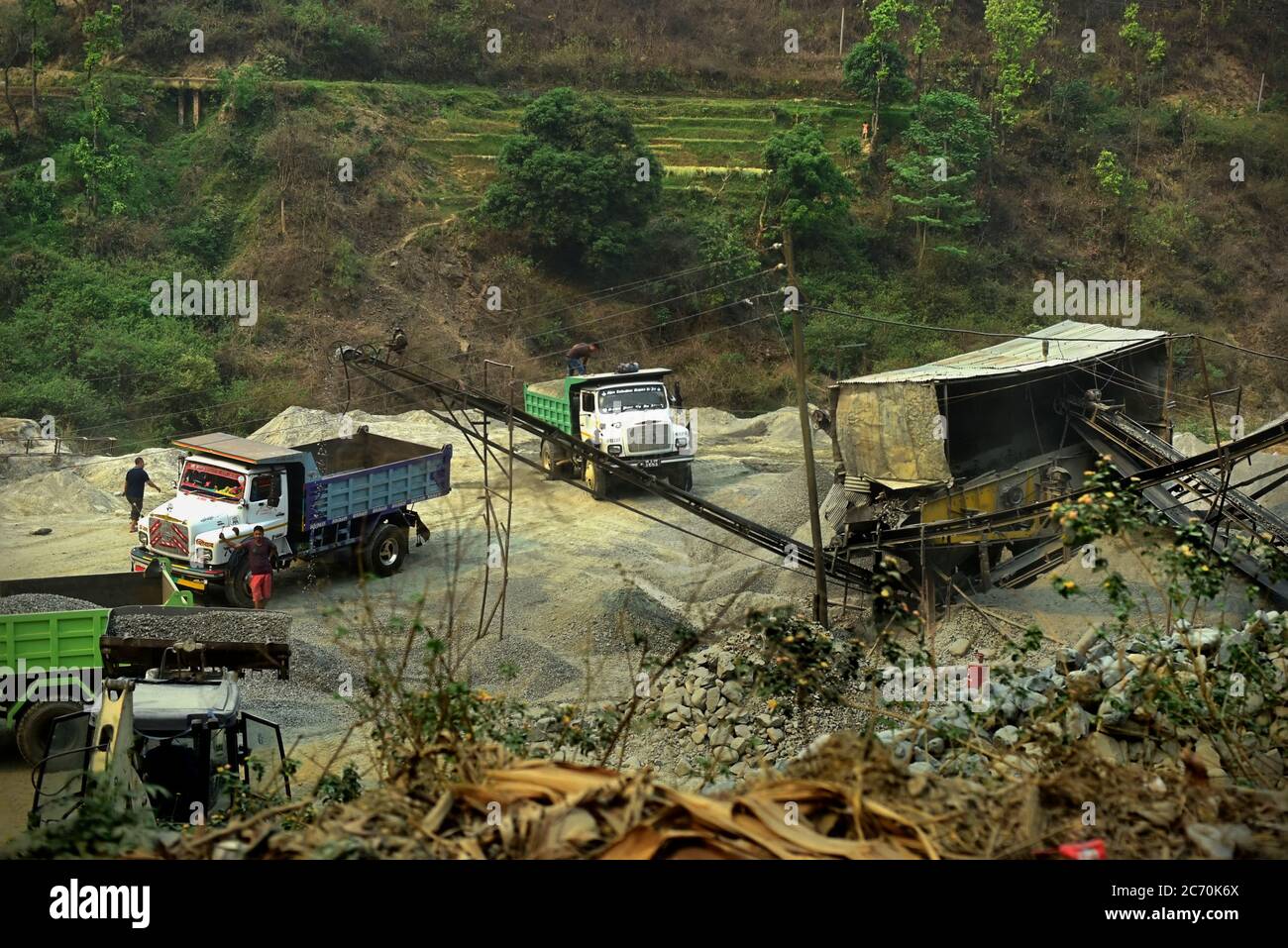 Una stazione di materiali da costruzione per progetti di ricostruzione, alla periferia di Kathmandu, provincia di Bagmati Pradesh, Nepal. Il boom della crescita demografica, l'urbanizzazione e i progetti di costruzione richiedono una grande quantità di materiali da costruzione. L'estrazione dei materiali, insieme alla produzione di mattoni, hanno contribuito a prestazioni di qualità dell'aria scadenti. Foto Stock