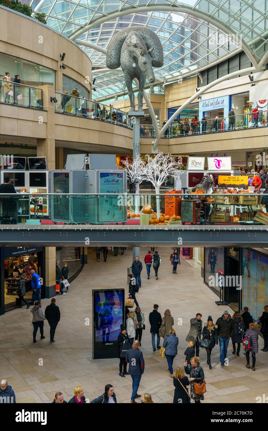 Equus Altus Silver Horse Sculpture, Trinity Leeds Shopping Center, Briggate, Leeds, West Yorkshire, Inghilterra, Regno Unito. Foto Stock