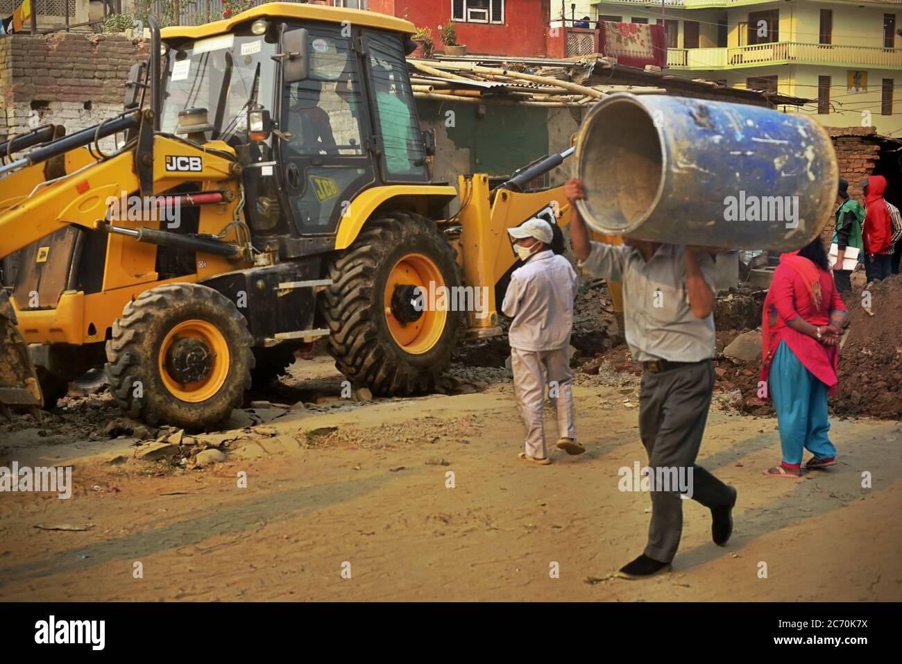 Attività di lavoratori in un progetto di ricostruzione stradale a Kathmandu, Nepal. Foto Stock