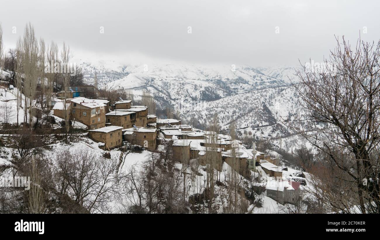 Hizan, Bitlis, Turchia - Febbraio 2020: Villaggio remoto nella Turchia orientale Anatolia con case in pietra, paesaggio nevoso, Hizan, Bitlis, Turchia Foto Stock