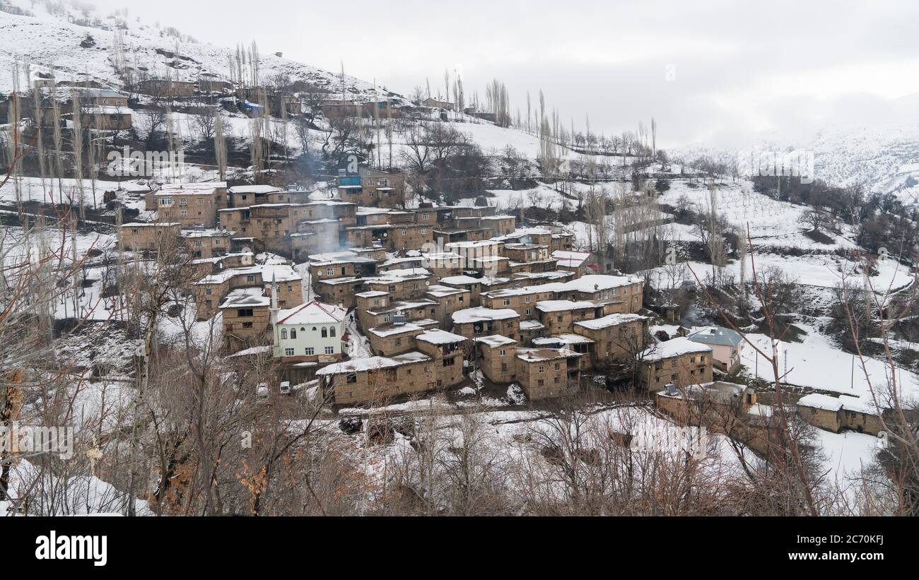 Hizan, Bitlis, Turchia - Febbraio 2020: Villaggio remoto nella Turchia orientale Anatolia con case in pietra, paesaggio nevoso, Hizan, Bitlis, Turchia Foto Stock