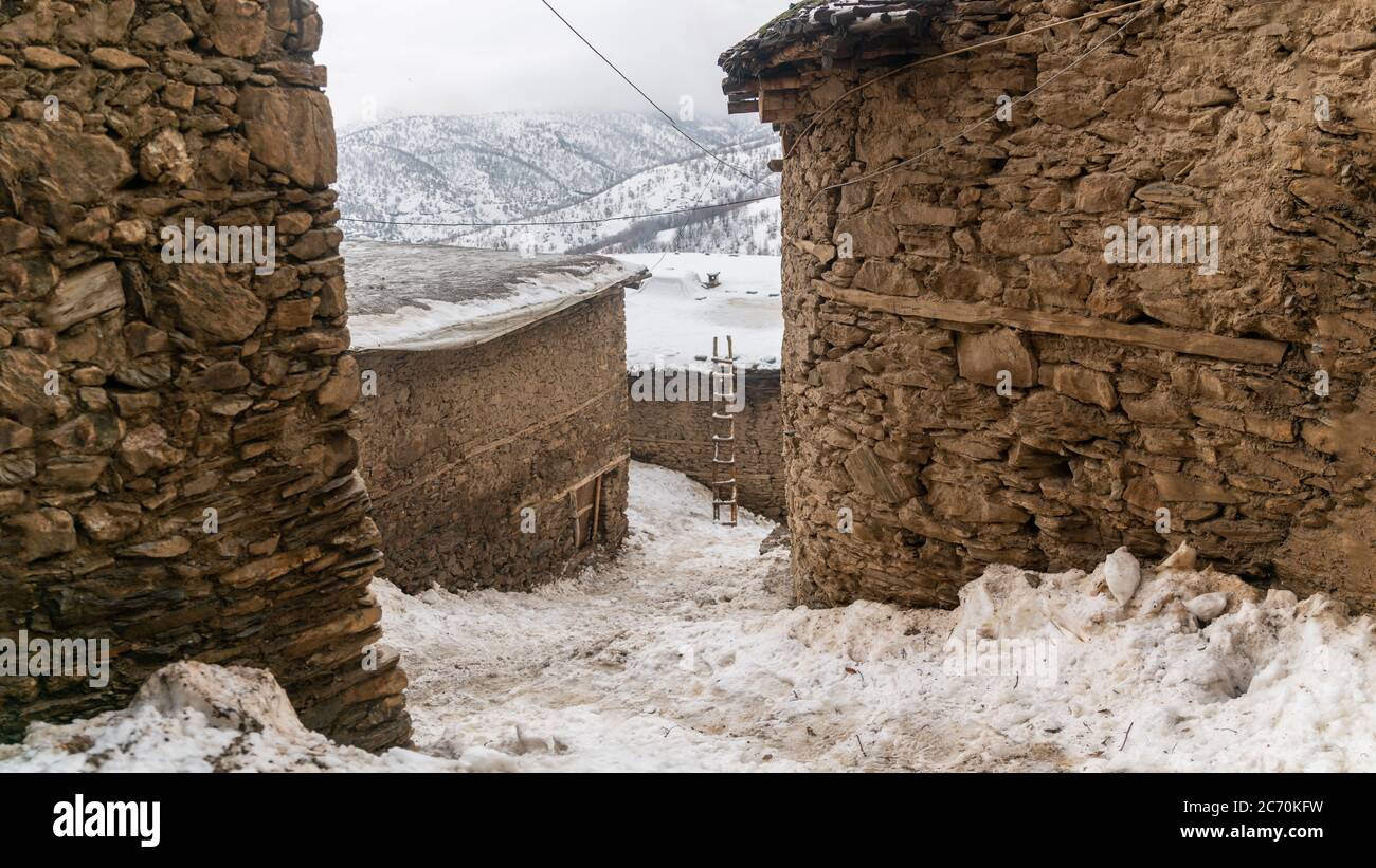 Hizan, Bitlis, Turchia - Febbraio 2020: Case di pietra di un villahe nella provincia di Hizan in inverno, Turchia orientale, Bitlis, Turchia Foto Stock