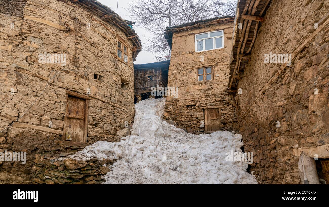 Hizan, Bitlis, Turchia - Febbraio 2020: Case di pietra di un villahe nella provincia di Hizan in inverno, Turchia orientale, Bitlis, Turchia Foto Stock