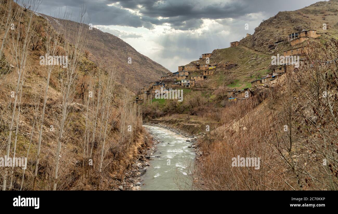 Hizan, Bitlis, Turchia - Febbraio 2020: Villaggio remoto nella Turchia orientale Anatolia con case in pietra Foto Stock