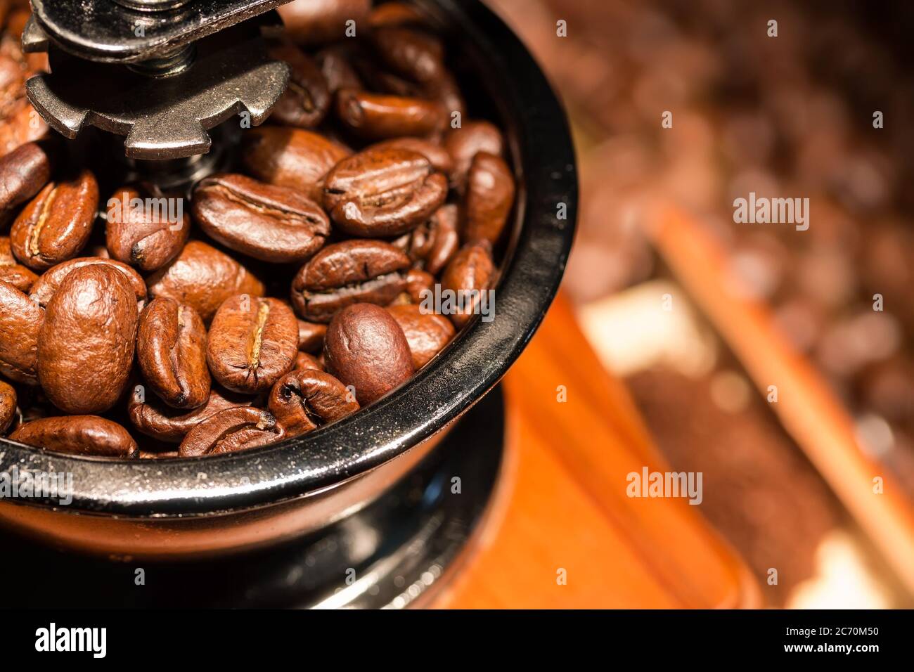 Chicchi di caffè in un macinino. Primo piano. Foto Stock