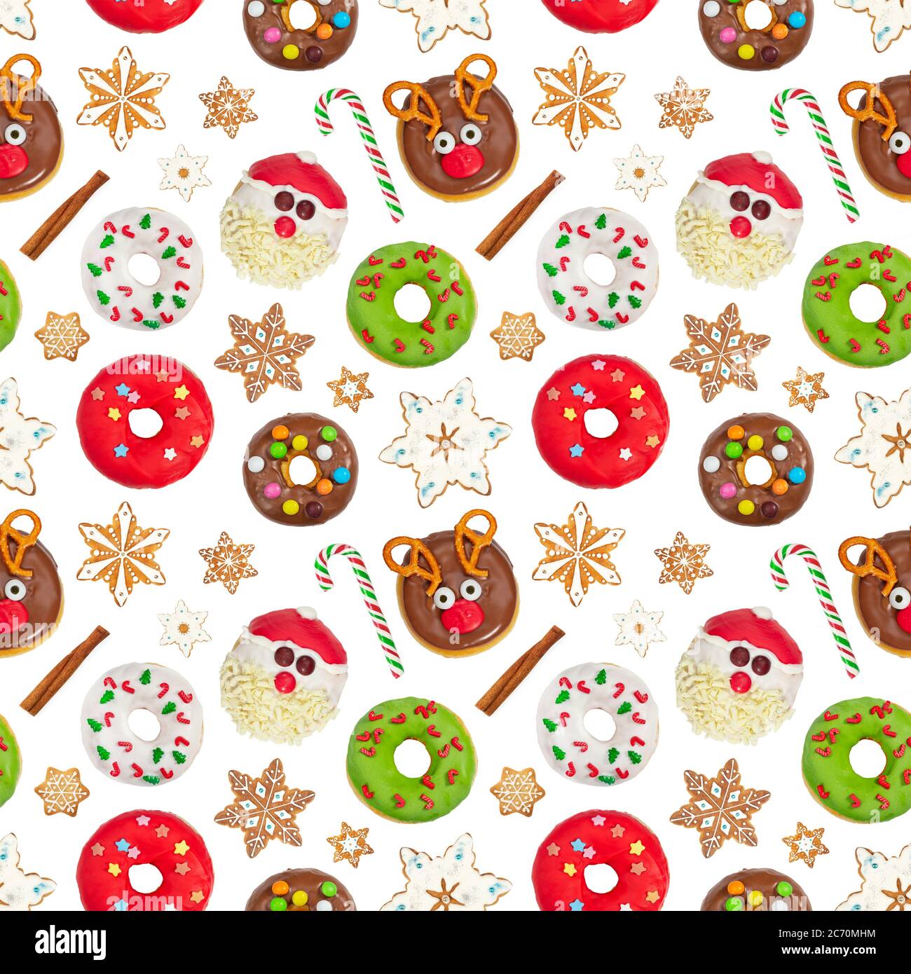 Modello senza cuciture con biscotti allo zenzero natalizio, ciambelle, caramelle e cannella isolati su sfondo bianco. Foto Stock