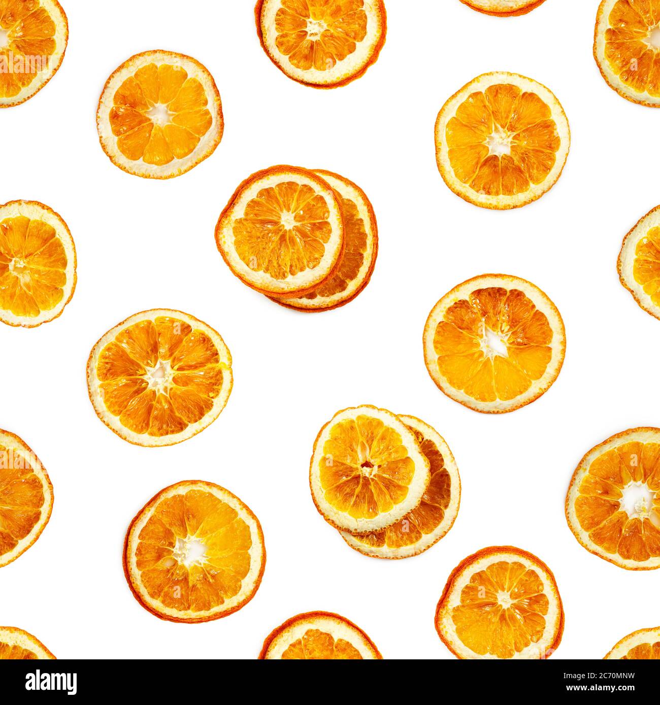 Modello senza cuciture con fette di arancio essiccato isolate su sfondo bianco. Foto Stock
