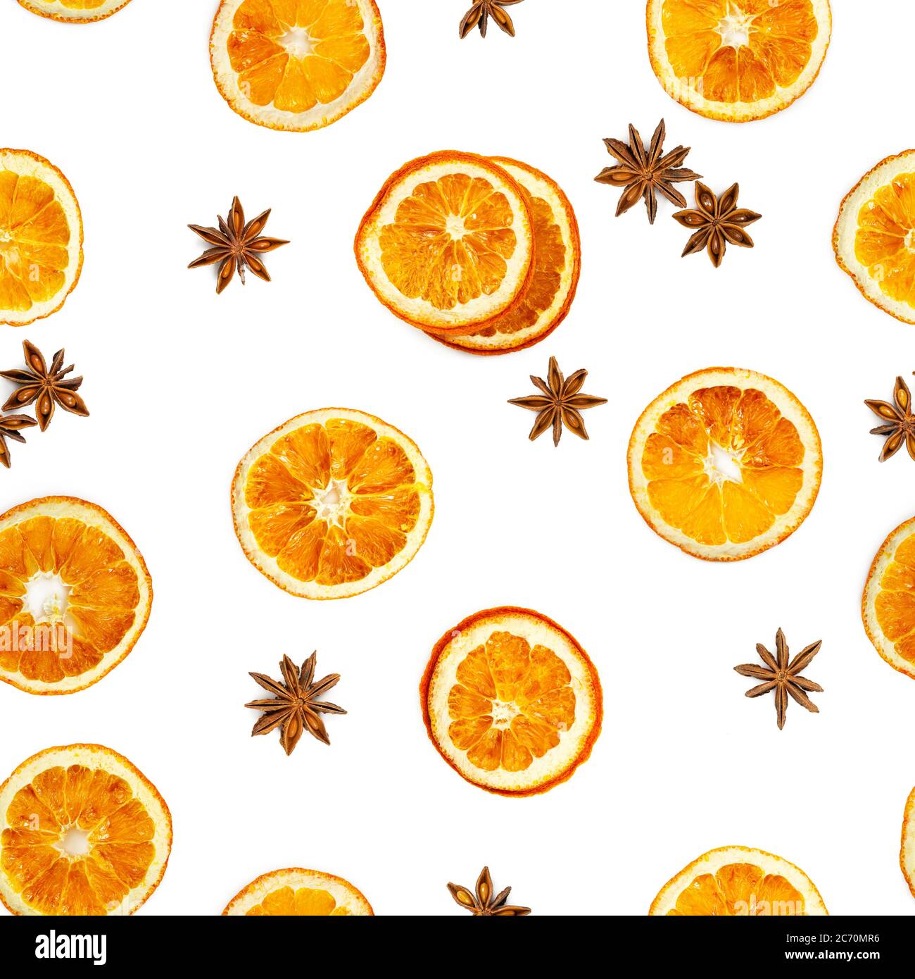 Modello senza cuciture con fette di arancio secco e anice stellato isolato su sfondo bianco. Foto Stock