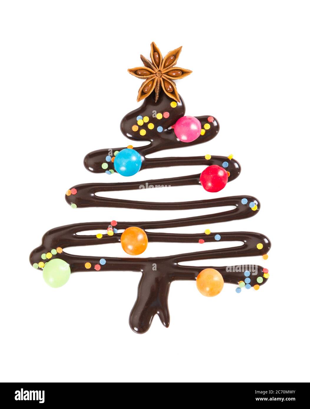 Albero di natale dolce con caramelle e spruzzette decorative isolate su sfondo bianco. Simbolo di Natale e Capodanno. Foto Stock