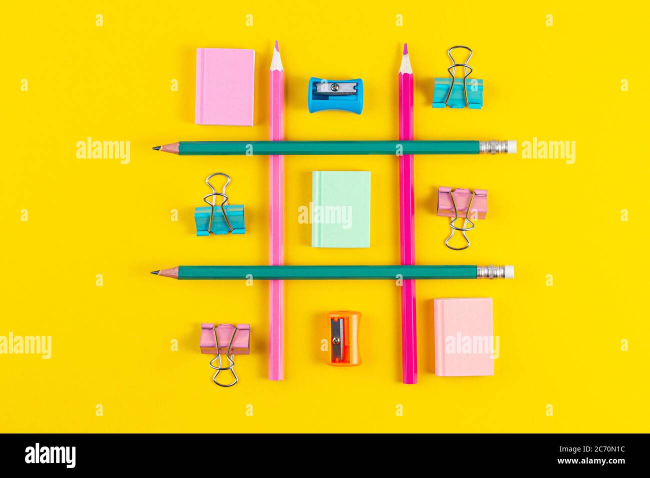 Matite scolastiche su sfondo giallo con forniture scolastiche. Concept art. Creativo piano piano vista dall'alto ritorno a scuola con cancelleria Foto Stock