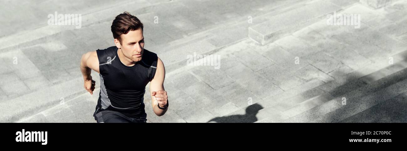 Motivazione e sport. Bel ragazzo in abbigliamento sportivo che corre sulle scale Foto Stock