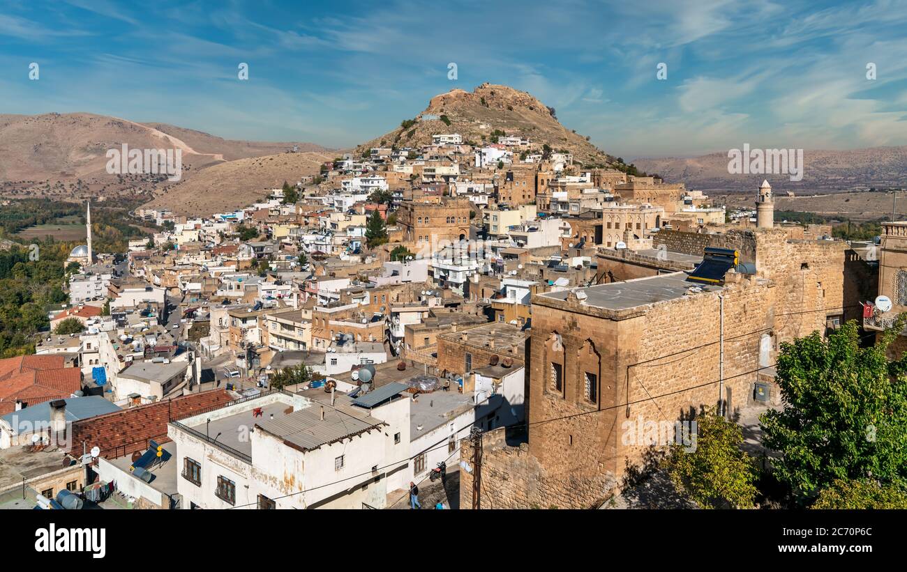 Savur, Mardin, Turchia - Gennaio 2020: Città di Savur con vecchie case in pietra su una collina Foto Stock