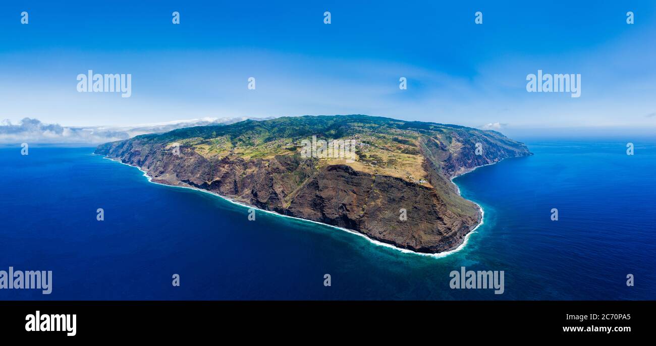 Ampia vista panoramica aerea del drone dell'isola di Madeira dal faro 'Ponta do Pango'. Foto Stock