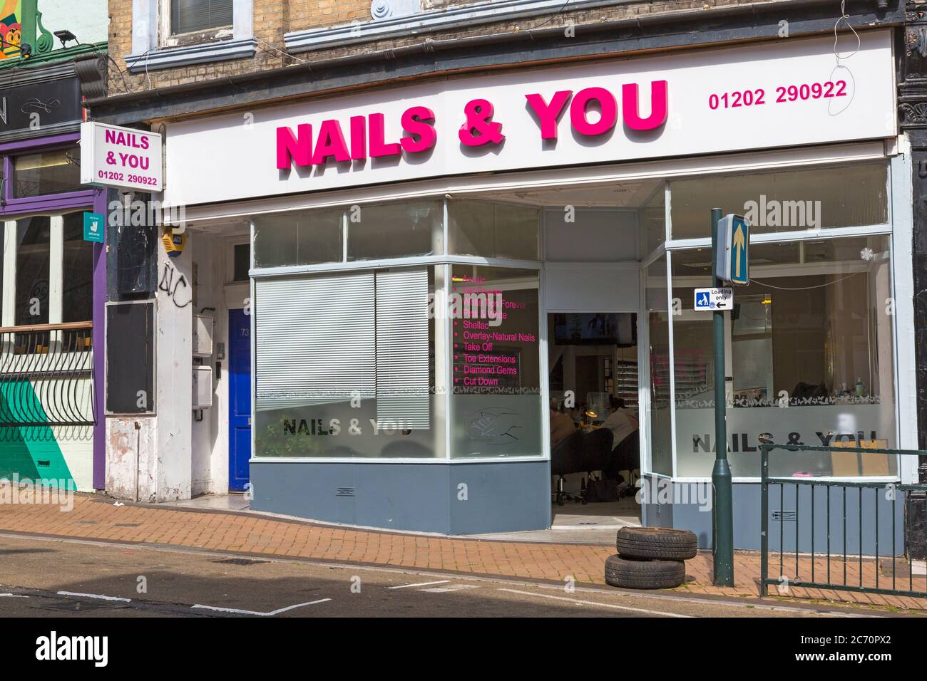 Bournemouth, Dorset UK. 13 luglio 2020. Con ulteriore allentamento di Coronavirus Covid-19 restrizioni Saloni di bellezza (alcuni trattamenti) Nail Bar sono autorizzati a riaprire. Nails & si apre per affari a Bournemouth. Credit: Carolyn Jenkins/Alamy Live News Foto Stock