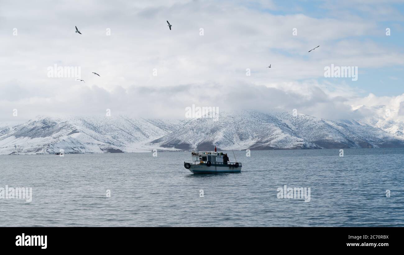 Akdamar Island, Van, Turchia - Febbraio 2020: Giro in barca a vela verso l'isola di Akdamar con la chiesa di Akdamar chiesa di surp Foto Stock
