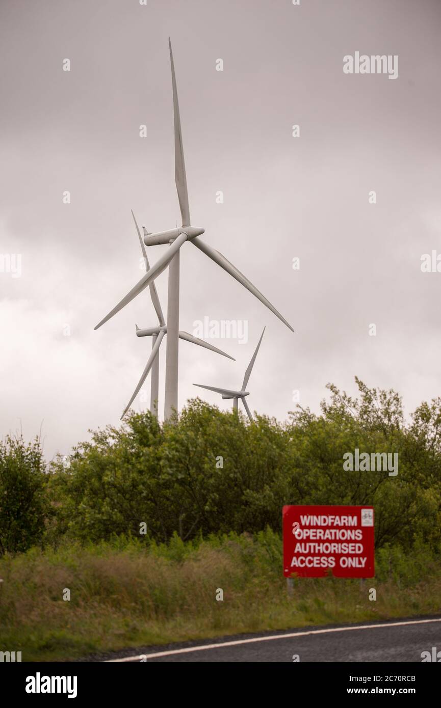 Whitelee, Scozia, Regno Unito. 13 luglio 2020. Nella foto: La centrale eolica scozzese di energia rinnovabile a Whitelee, in Ayrshire, è stata vista in una giornata umida e ventosa con una bassa nube che maschera alcune delle pale della turbina che sembrano attaccarsi alla bassa nube. Quanto sono verdi le turbine eoliche? Le lame non sono attualmente riciclabili, tuttavia sono necessari maggiori investimenti per raggiungere gli obiettivi di Scotlands e del Regno Unito in materia di energia verde. Credit: Colin Fisher/Alamy Live News Foto Stock