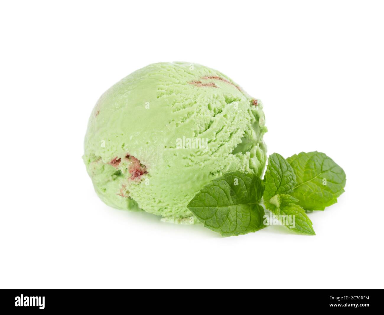 Palla di gelato alla menta e lampone con menta fresca isolata su sfondo bianco. Foto Stock