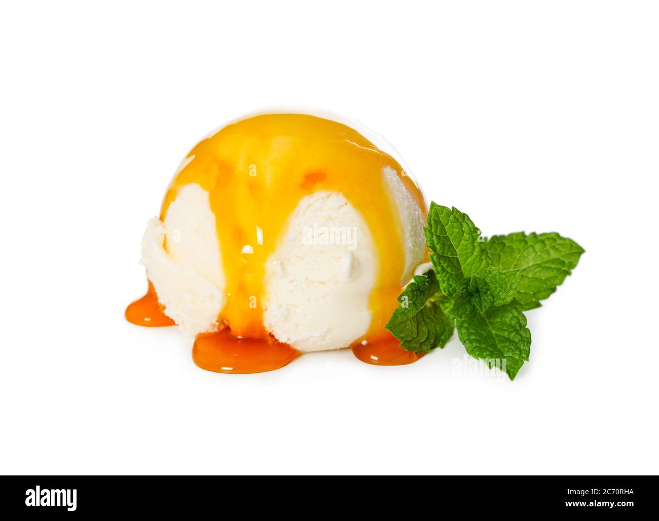 Palla gelato alla vaniglia con sciroppo di caramello e menta fresca isolata su sfondo bianco. Foto Stock