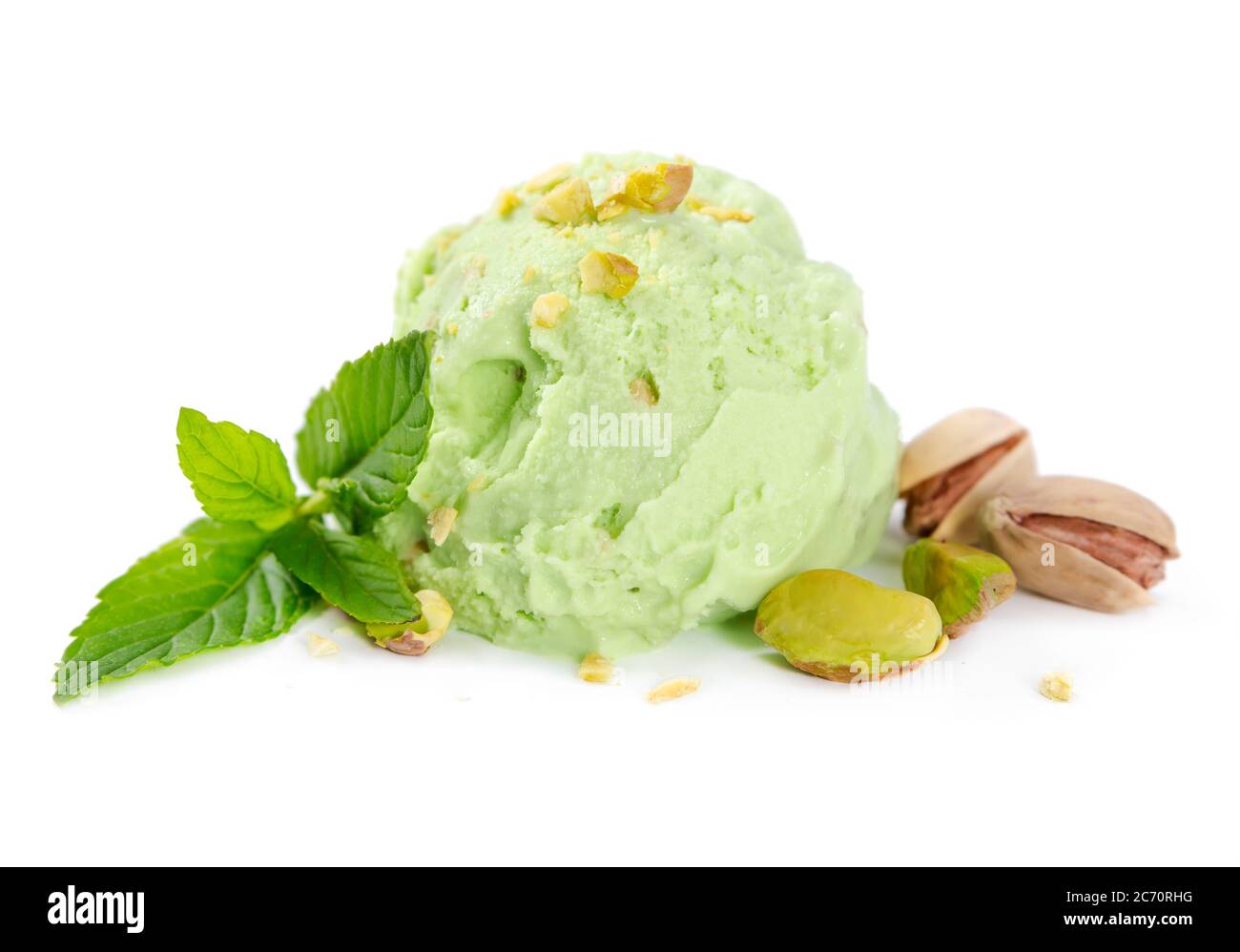 Una tazza di gelato al pistacchio con noci e menta isolati su sfondo bianco Foto Stock