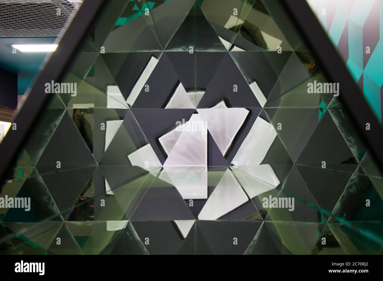 Pittura di illustrazione di illusione di specchio rotta, sfondo di arte digitale.colori verdi e grigi. Foto Stock