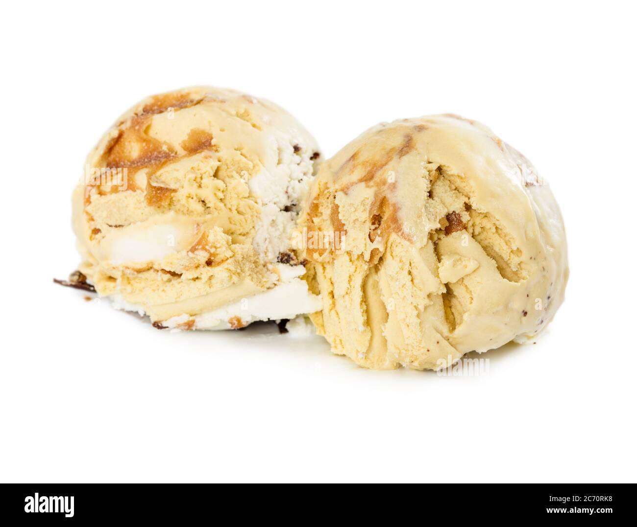 Due palline di gelato alla vaniglia con cioccolato e caramello morbido isolato su sfondo bianco. Foto Stock