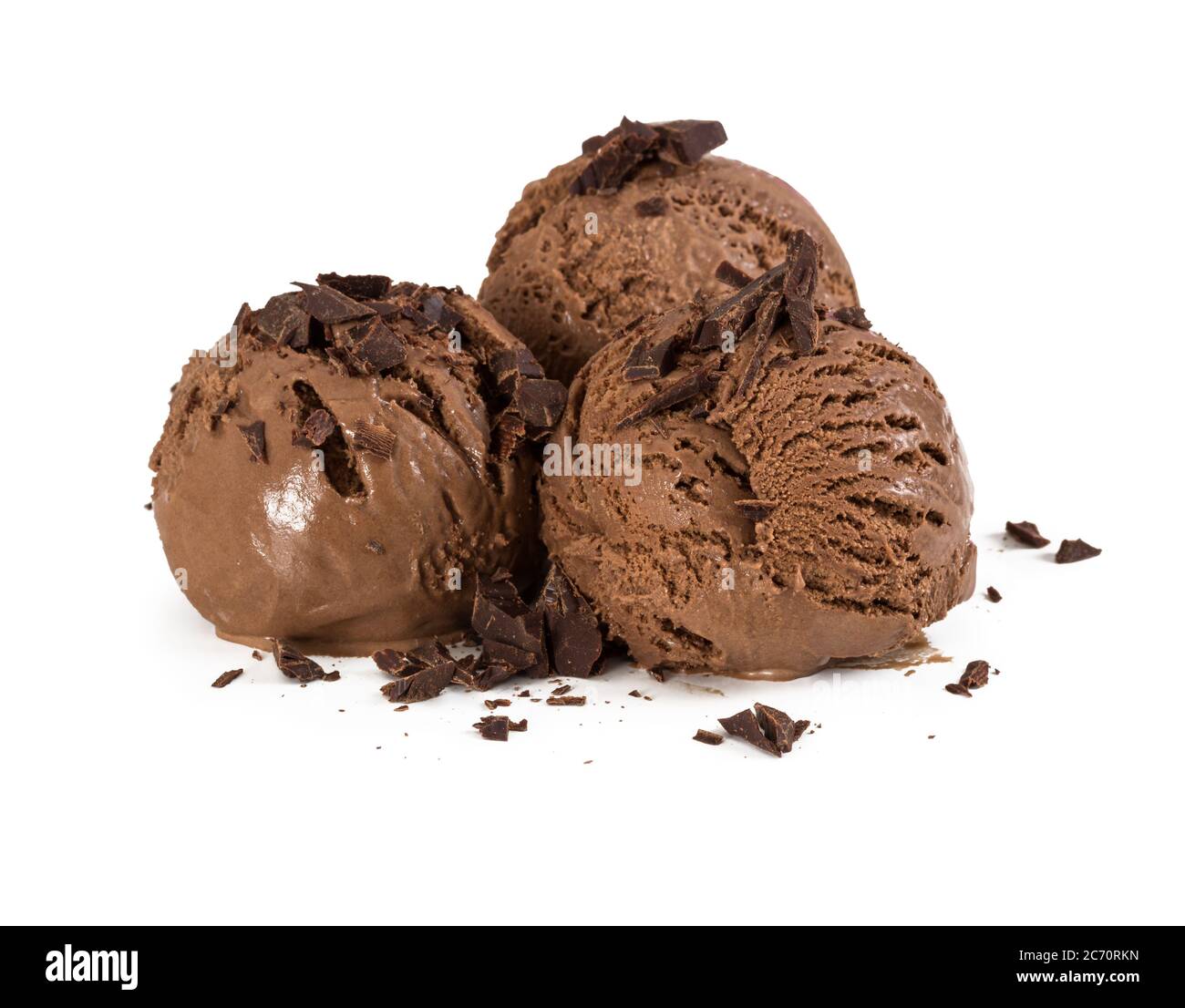 Tre palle di gelato al cioccolato con gocce di cioccolato isolate su sfondo bianco. Foto Stock