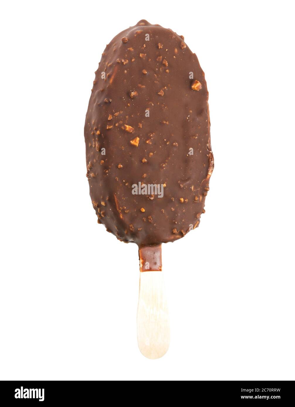 Gelato alla vaniglia in glassa al cioccolato su un bastone isolato su sfondo bianco Foto Stock