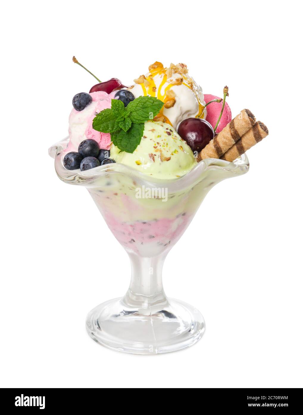 Diverse palle di gelato con bacche fresche e bastoncini di wafer in vaso di vetro isolato su sfondo bianco. Foto Stock