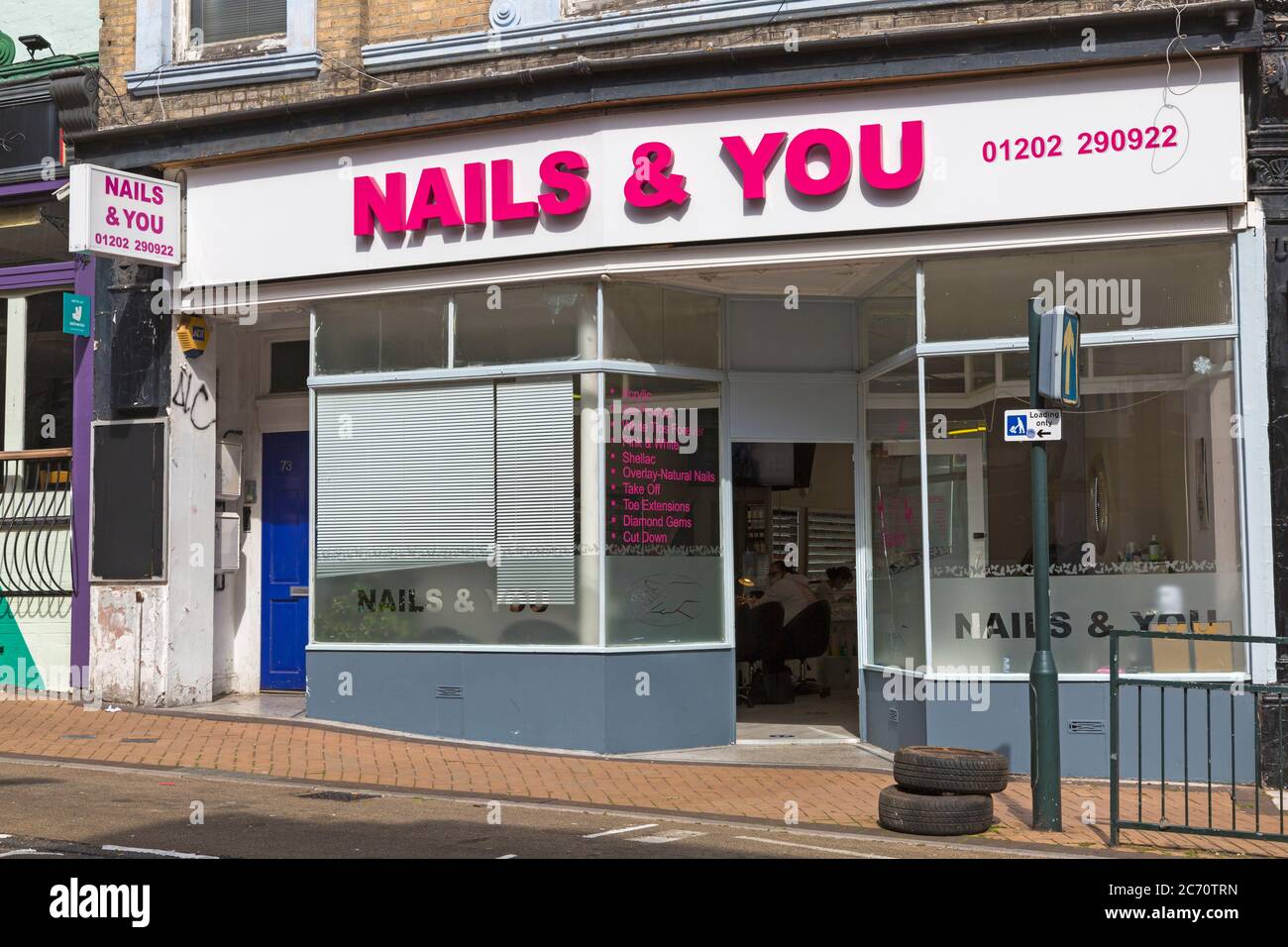 Bournemouth, Dorset UK. 13 luglio 2020. Con ulteriore allentamento di Coronavirus Covid-19 restrizioni Saloni di bellezza (alcuni trattamenti) Nail Bar sono autorizzati a riaprire. Nails & si apre per affari a Bournemouth. Credit: Carolyn Jenkins/Alamy Live News Foto Stock